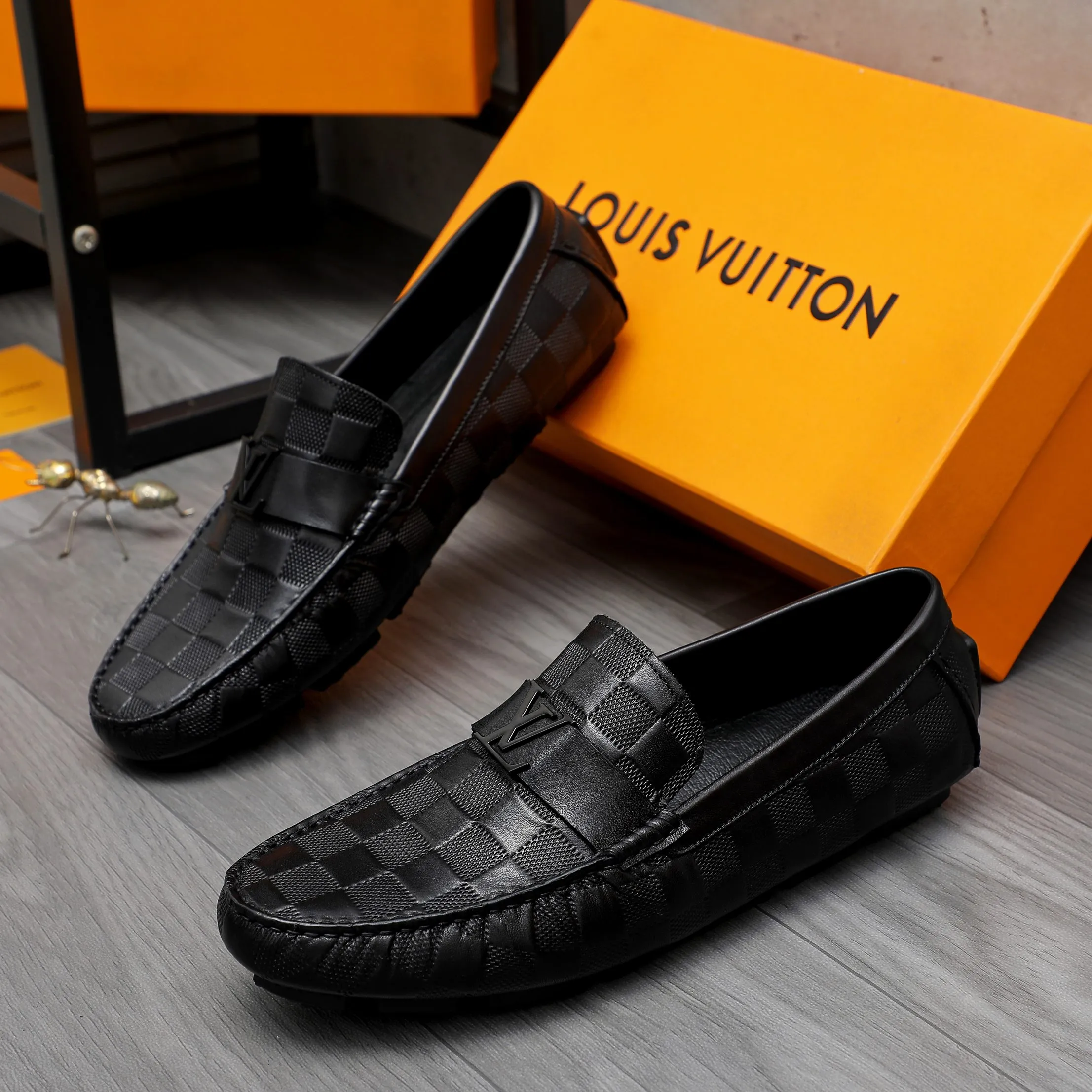 Men's shoes💰400 Product trademark: LV "Louis Vuitton" business slip-on leather shoes Regular size: 38-45 (45 is custom-made and non-returnable) Product materials: Selected high-quality cowhide embossed upper, pigskin lining, rubber outsole